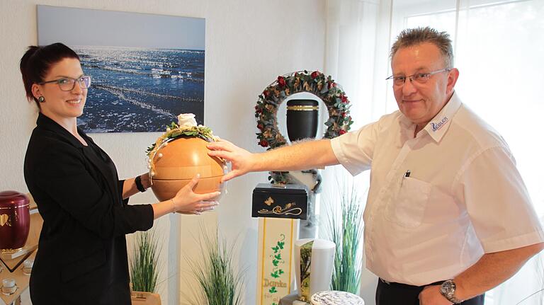 Bestatter Matthias Liebler, hier auf einem Archivbild mit Kollegin Jana Kraus, stellt einen klaren Trend zur Urnenbestattung fest.