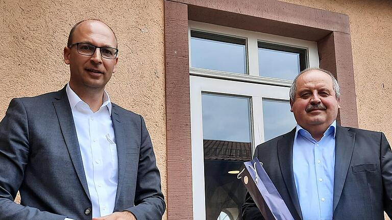 Vorstand Rainer Geis (links) verabschiedete  Peter Pfülb nach fast 47-jähriger Tätigkeit für die Bank in die Freiphase der Altersteilzeit. Foto: Beatrix Lieb       -  Vorstand Rainer Geis (links) verabschiedete  Peter Pfülb nach fast 47-jähriger Tätigkeit für die Bank in die Freiphase der Altersteilzeit. Foto: Beatrix Lieb