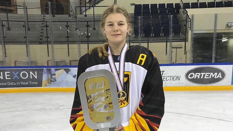 Nina Christof, Deutsche U18-Meistern im Fraueneishockey, wurde als Hammelburgs Sportlerin des Jahres 2021 ausgezeichnet.       -  Nina Christof, Deutsche U18-Meistern im Fraueneishockey, wurde als Hammelburgs Sportlerin des Jahres 2021 ausgezeichnet.