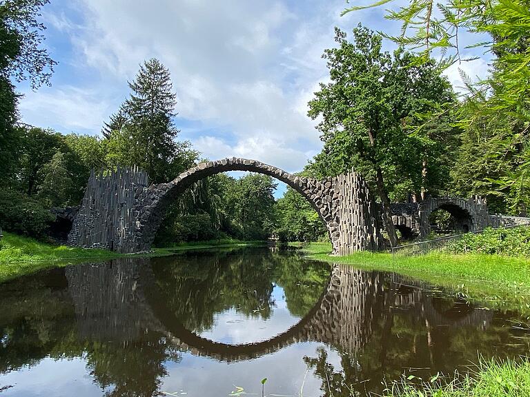 Die Rakotzbrücke in Gablenz entdeckten sie auf einem Plakat im Zug. Schnell war klar, dass sie diese besichtigen müssen.