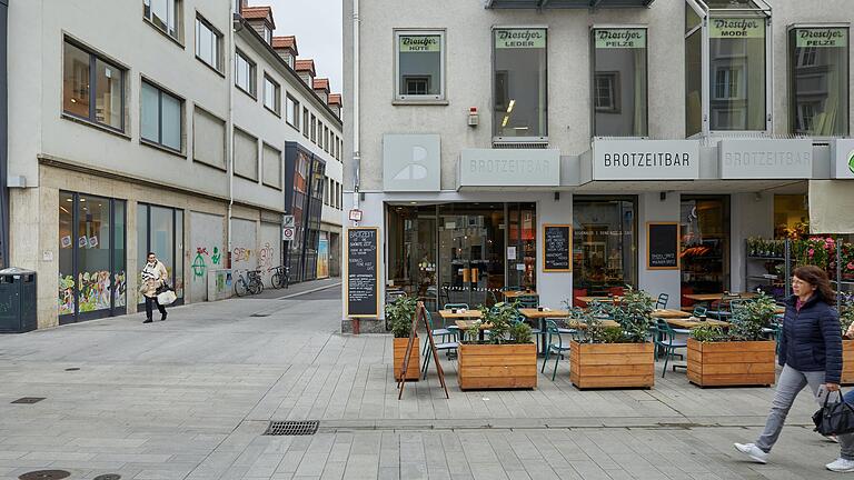 Ein Beispiel von mehreren: In der Eichhornstraße wurde aus&nbsp;dem Traditionsgeschäft &nbsp;'Pelz und Leder' Drescher die 'Brotzzeitbar'