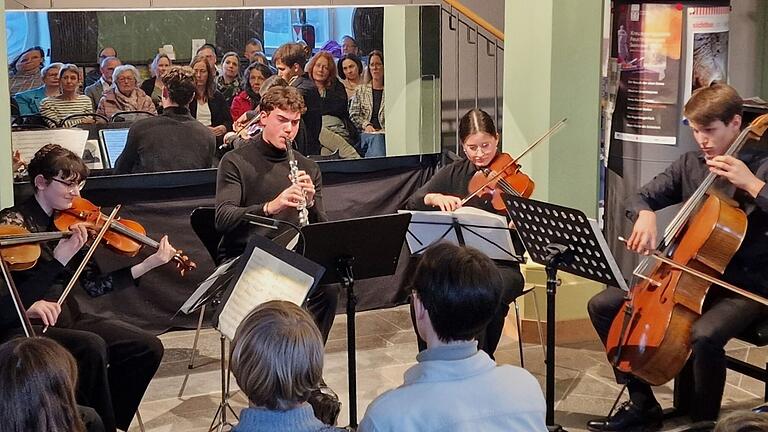 Das Quintett für Klarinette und Streichquartett verzückte in der Bücherei im Bahnhof mit Stücken von W.A. Mozart und Johannes Brahms (von links) Maria Bojadzijewa und Lena Übelhör (beide Geigen), Anton Schmitt (Karinette), Leyla Hehrmann (Viola) und Julius Bien (Cello).