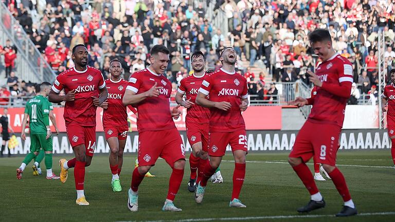 Jubel, Trubel, Heiterkeit: Die Würzburger Kickers mit (von links) Saliou Sane, Benyas Junge-Abiol, Marius Wegmann, Peter Kurzweg, Dominik Meisel, Fabian Wessig und Dardan Karimani hatten in dieser Saison viel zu jubeln.