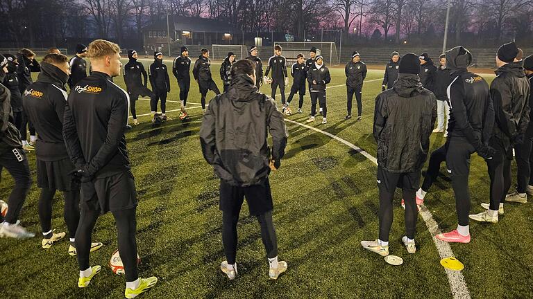 Die Grünen im Abendrot - ganz in schwarz: Trainingsauftakt beim FC Schweinfurt 05. Die Grünen im Abendrot - ganz in schwarz: Trainingsauftakt beim FC Schweinfurt 05.