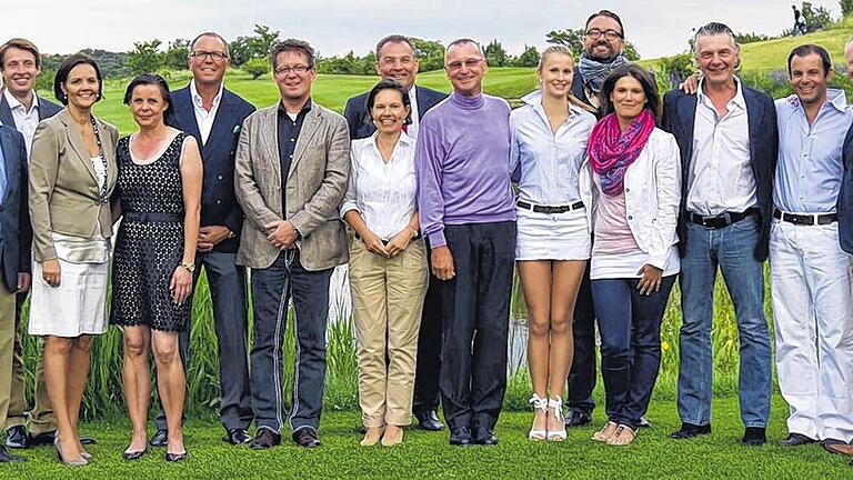 Lisa Oberdorf und Josef Mayer gewinnen die Königsklassen       -  (faf)   Lisa Oberdorf (35 Bruttopunkte) und Josef Mayer (31) haben die Königsklassen beim Turnier um den &bdquo;Juwelier Vogl & Parfümerie Regina Golf Cup&ldquo; beim Golfclub Würzburg für sich entschieden. Unser Bild von der Siegerehrung zeigt: (von  links) Rudi May (Präsident Golfclub Würzburg), Marius Schafelner, Christine Wolf (beide vom Turniersponsor Juwelier Vogl), Iris Manger (Parfümerie Regina), Paul Hupp (Netto-A-Sieger), Jürgen Renchen (Parfümerie Regina), Robert Großkopf (Manager Golfclub Würzburg), Martina Mayer (Sonderpreissiegerin &bdquo;Nearest to the Pin&ldquo;), Josef Mayer (Bruttosieger), Lisa Oberdorf (Bruttosiegerin), Leofried Six (Sonderpreissieger &bdquo;Longest Drive&ldquo;), Alexandra Roloff (Sonderpreissiegerin &bdquo;Longest Drive&ldquo;), Hubert Wanner (Netto-C-Sieger), Gerald Unden (Netto-B-Sieger), Walter Schafelner (Juwelier Vogl).