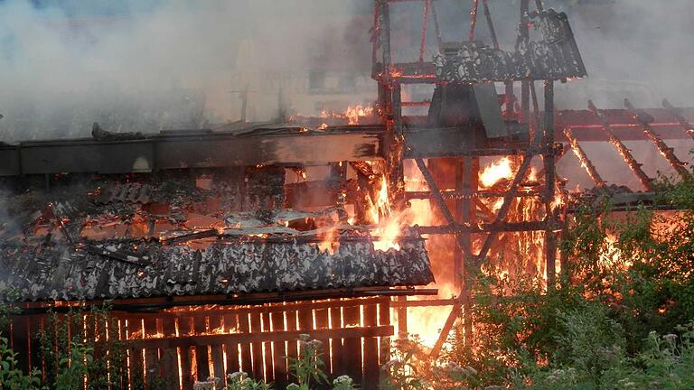 Niedergebrannt: Hallen des Sägewerks in Gemeinfeld.