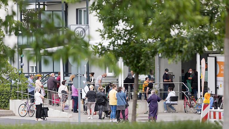 Schlange stehen für kostenlose Lebensmittel: Die Tafeln (im Bild im Würzburger Stadtteil Zellerau) verzeichnen zahlreiche Neuanmeldungen wegen der Corona-Pandemie.