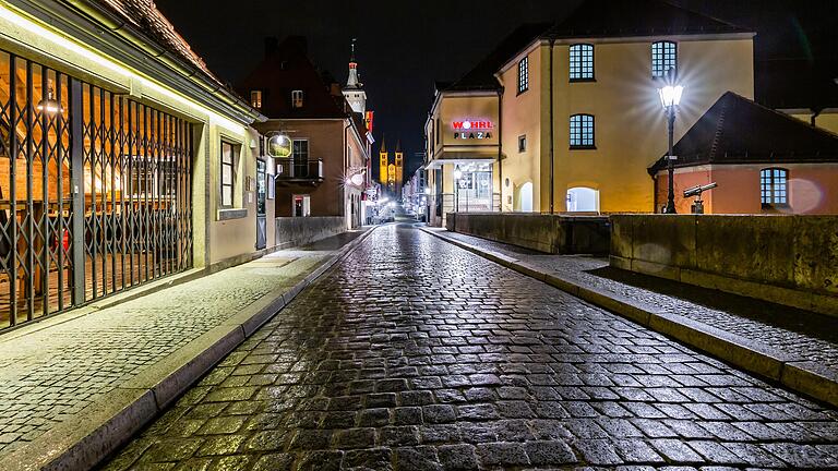 Die menschenleere Alte Mainbrücke in Würzburg: In Bayern gilt schon seit längerem eine nächtliche Ausgangssperre zwischen 22 und 5 Uhr. Eine Ausnahme für einzelne Spaziergänger oder Jogger bis 24 Uhr – wie in der Bundesnotbremse vorgesehen – soll es nicht geben.