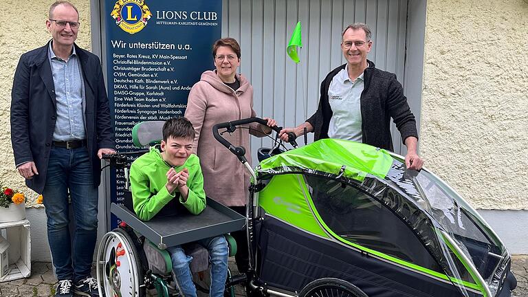 Auf dem Foto (von links): Karlheinz Schmidt (Präsident Lions Club), Elias Raub, Yvonne Raub, Jürgen Czalla (Firma Schön &amp; Endres / Vizepräsident Lions Club).