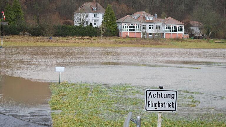 Schöne Bescherung zu Heiligabend! An der Saale (im Bild die Au und der Salinenblick) in und um Bad Kissingen heißt es 'Land unter'.