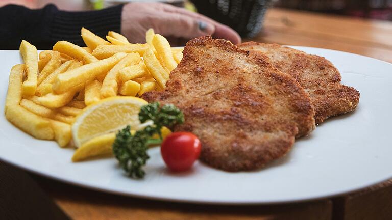 Was darf ein Schnitzel mit Pommes kosten? Bei der Frage spielt die 20-Euro-Grenze eine entscheidende Rolle.&nbsp;