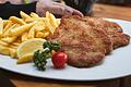 Was darf ein Schnitzel mit Pommes kosten? Bei der Frage spielt die 20-Euro-Grenze eine entscheidende Rolle.&nbsp;