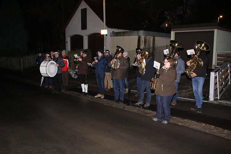 Zu Ehren der ältesten Bürgerin des Ortes zogen die Himmelstadter Dorfmusikanten vor das Elternhaus von Lilly Schäfer und gaben ein Standkonzert.