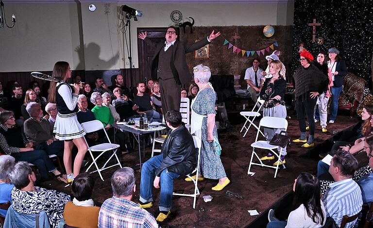 Die Volksbühne Fellen begeisterte mit dem Dürrenmatt-Drama 'Der Besuch der alten Dame'. Szene mit Bürgern. Die Volksbühne Fellen begeisterte mit dem Dürrenmatt-Drama 'Der Besuch der alten Dame'. Szene mit Bürgern.