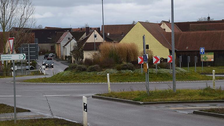 Vom Kreisverkehr bis zu einem Stück über das Ortsende hinaus wird die Bundesstraße 13 erneuert. Baubeginn soll im April 2025 sein. Vom Kreisverkehr zur Herrnberchtheimer Straße wird ein 120 Meter langer Geh- und Radweg gebaut. Vom Kreisverkehr bis zu einem Stück über das Ortsende hinaus wird die Bundesstraße 13 erneuert. Baubeginn soll im April 2025 sein. Vom Kreisverkehr zur Herrnberchtheimer Straße wird ein 120 Meter langer Geh- und Radweg gebaut.