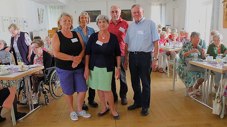 Das ehrenamtliche Team kümmert sich gerne um die Gäste: (von links) Margarete Fleischmann, Christiane Roth, Christl Seufert, Dieter Welker und Gerhard Seufert sind seit zwei Jahren im Einsatz.