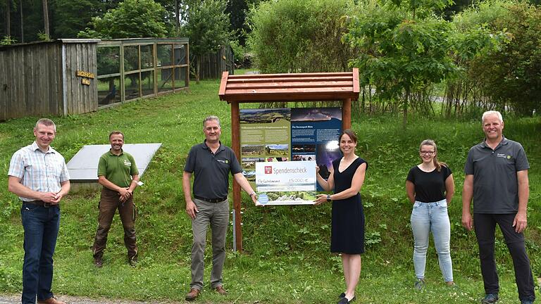 Der MineralBrunnen RhönSprudel spendet in diesem Jahr 15 000 Euro für verschiedene Naturprojekte des Biosphärenreservats Rhön. Natalie Schindel, Marketingmanagerin und Mitgesellschafterin von RhönSprudel (3.v.r.) übergab den symbolischen Scheck an den Leiter der Hessischen Verwaltungsstelle des Biosphärenreservats Rhön, Torsten Raab (3.v.l.) im Wildpark Gersfeld. Mit dabei waren auch (von rechts) Ranger Arnold Will, die Praktikantin im Biosphärenreservat Rhön Miriam Kircher, der Gersfelder Wi...       -  Der MineralBrunnen RhönSprudel spendet in diesem Jahr 15 000 Euro für verschiedene Naturprojekte des Biosphärenreservats Rhön. Natalie Schindel, Marketingmanagerin und Mitgesellschafterin von RhönSprudel (3.v.r.) übergab den symbolischen Scheck an den Leiter der Hessischen Verwaltungsstelle des Biosphärenreservats Rhön, Torsten Raab (3.v.l.) im Wildpark Gersfeld. Mit dabei waren auch (von rechts) Ranger Arnold Will, die Praktikantin im Biosphärenreservat Rhön Miriam Kircher, der Gersfelder Wildparkleiter Dieter Kircher und Gersfelds Bürgermeister Dr. Steffen Korell.