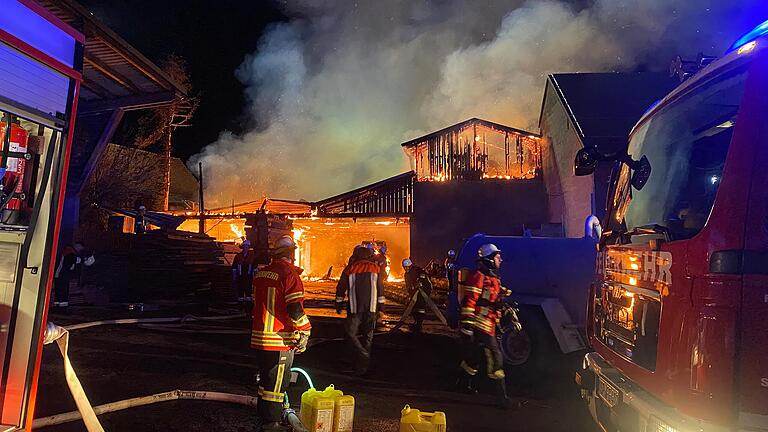 Der Brand des Sägewerks in Massenbuch war weithin zu sehen.