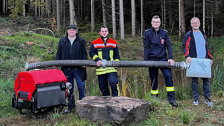 Auf dem Foto 1. Bürgermeister Gemeinde Bastheim Tobias Seufert, 2. Kommandant Feuerwehr Rödles Tim Seyfried, 1. Kommandant Feuerwehr Rödles Niklas Baumeister, Vorstandsmitglied Waldflurbereinigung Matthias Greier.