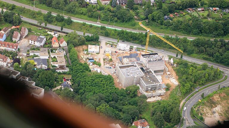 Viel Beton umringt von Grün: die Baustelle des Staatarchivs im Juni 2024.