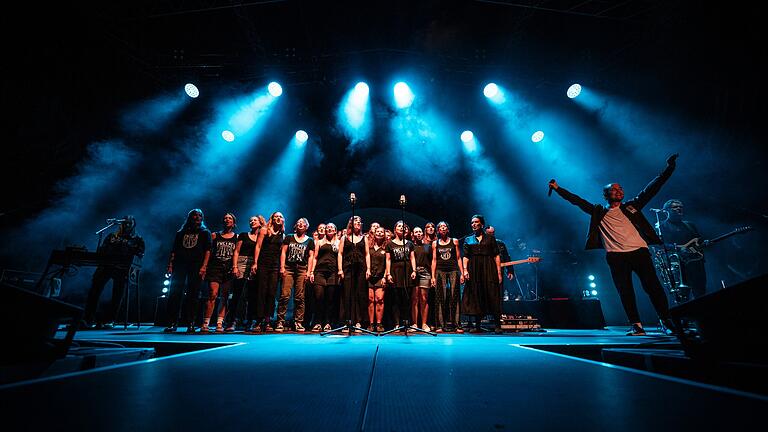 Es war einer der vielen Gänsehautmomente auf dem 'Ab geht die Lutzi'-Festival: Sänger Axel Bosse lud den Würzburger Kneipenchor ein, mit ihm vor 5000 Menschen zu singen.