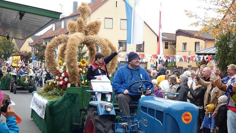 Der Auftaktwagen beim Erntedank-Festzug trug auch in diesem Jahr die frisch gebundene mächtige Erntekrone des Heimat- und Volkstrachtenvereins Gochsheim.