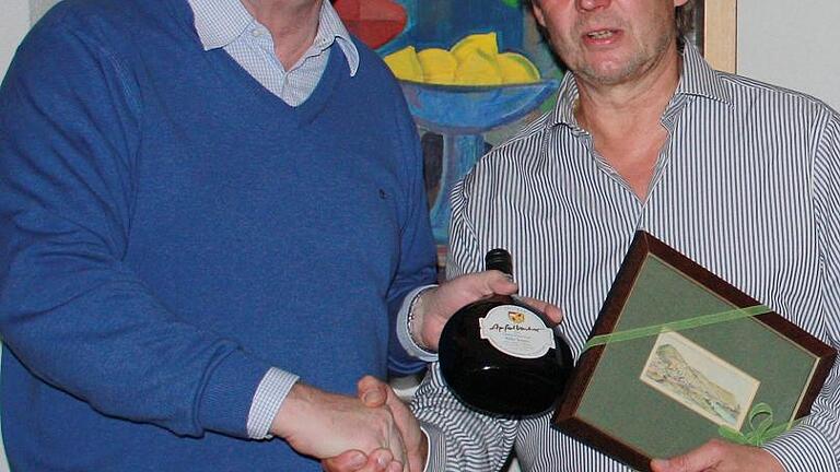 Verpflichtung: Mit Handschlag und Bocksbeutel verpflichtete Festspielvereinschef Hans Michelbach alljährlich Horst Gurski für die folgende Saison. Verpflichtung: Mit Handschlag und Bocksbeutel verpflichtete Festspielvereinschef Hans Michelbach alljährlich Horst Gurski für die folgende Saison.