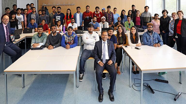Der indische Generalkonsul für Bayern und Baden-Württemberg, Sugandh Rajaram, besuchte die Fakultät Wirtschaftsingenieurwesen in Schweinfurt. Im Bild von links: Professor Dr. Uwe Sponholz, in der Mitte Generalkonsul Sugandh Rajaram, rechts die Lehrbeauftrage Gudrun Farkundiny sowie Professorin Dr. Elke Stadelmann mit Studierenden des Masterstudiengangs „Business with Europe“ . Der indische Generalkonsul für Bayern und Baden-Württemberg, Sugandh Rajaram, besuchte die Fakultät Wirtschaftsingenieurwesen in Schweinfurt. Im Bild von links: Professor Dr. Uwe Sponholz, in der Mitte Generalkonsul Sugandh Rajaram, rechts die Lehrbeauftrage Gudrun Farkundiny sowie Professorin Dr. Elke Stadelmann mit Studierenden des Masterstudiengangs „Business with Europe“ .