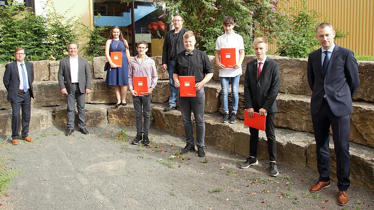 Die Preisträger der Klasse 9a mit Rektor Heribert Jäger, stellvertretender Schulleiter Florian Mantel, Bürgermeister Dieter Möring und Klassenleiter Michael Merz. Die Preisträger der Klasse 9a mit Rektor Heribert Jäger, stellvertretender Schulleiter Florian Mantel, Bürgermeister Dieter Möring und Klassenleiter Michael Merz.
