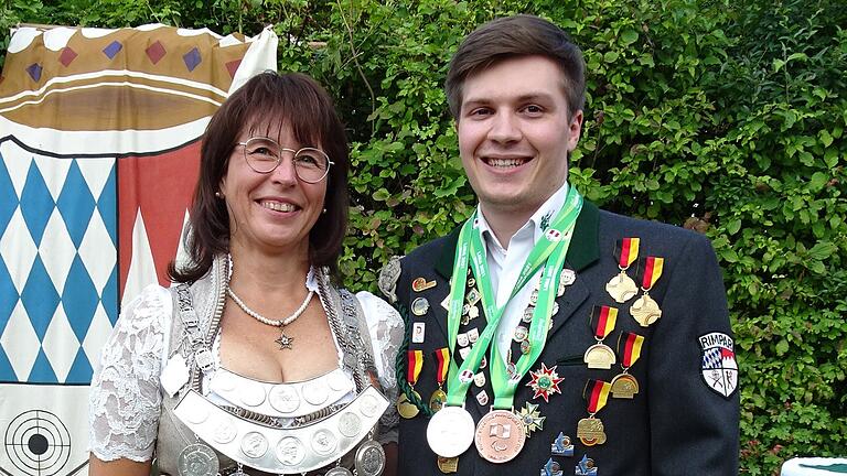 Tobias Meyer strahlt mit der Rimparer Schützenkönigin Bianca Ross um die Wette. Tobias Meyer strahlt mit der Rimparer Schützenkönigin Bianca Ross um die Wette.
