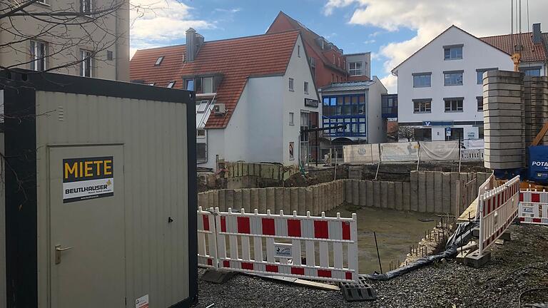 Mitten in der Gerolzhöfer Altstadt klafft weiterhin ein tiefes Loch an der Baustelle zum geplanten Hotel 'Wilder Mann'.