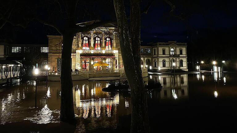 Die Spielbank in Bad Kissingen bei Nacht: Dieser idyllische Blick auf das Casino trügt, denn am Freitagabend, als das Foto entstand, lag der Pegel am Regentenbau noch bei 3,70 Metern.