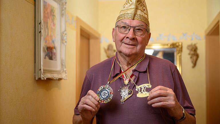 Er hat eine stolze Sammlung von Faschingsorden: 350 Stück besitzt Rudi Hepf. Hier zeigt er seine liebsten, darunter den Till von Franken (Mitte), der die höchste Auszeichnung des Fastnacht-Verbands Franken ist. Er hat eine stolze Sammlung von Faschingsorden: 350 Stück besitzt Rudi Hepf. Hier zeigt er seine liebsten, darunter den Till von Franken (Mitte), der die höchste Auszeichnung des Fastnacht-Verbands Franken ist.