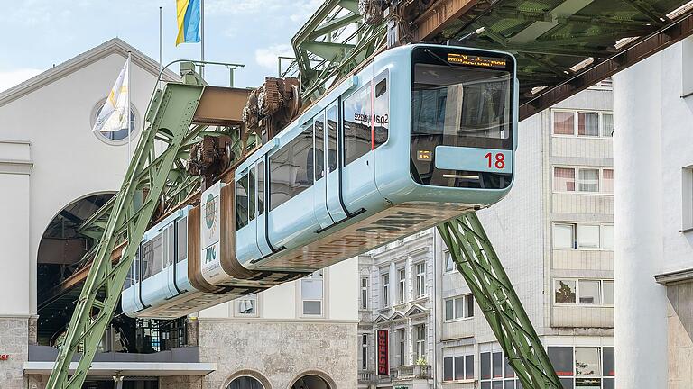 'Mit seiner Schwebebahn...' Nachdem es mit der Seilbahn Richtung Rhön-Klinikum vorläufig nichts geworden ist, hat die Rhön im Vergleich zu Wuppertal nichts Gleichwertiges zu bieten.&nbsp;&nbsp;