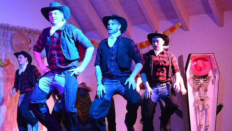 Mit den  Billy Boys vom Männerballett Lauter ging es beim Katzenbacher Büttenabend in Richtung Wilder Westen. Foto: Björn Hein       -  Mit den  Billy Boys vom Männerballett Lauter ging es beim Katzenbacher Büttenabend in Richtung Wilder Westen. Foto: Björn Hein