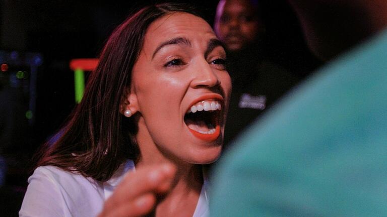 Jubel - Alexandria Ocasio-Cortez, demokratische Kandidatin für den US-Senat in New York, hat den 14. Kongressbezirk von New York gewonnen. Jubel - Alexandria Ocasio-Cortez, demokratische Kandidatin für den US-Senat in New York, hat den 14. Kongressbezirk von New York gewonnen.