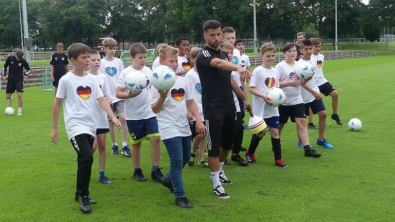 Viele Farben, ein Team: Die Wilhelm-Sattler-Realschule absolvierte als 'Schule ohne Rassismus' ein Trainingsspiel beim FC 05.n Viele Farben, ein Team: Die Wilhelm-Sattler-Realschule absolvierte als 'Schule ohne Rassismus' ein Trainingsspiel beim FC 05.n