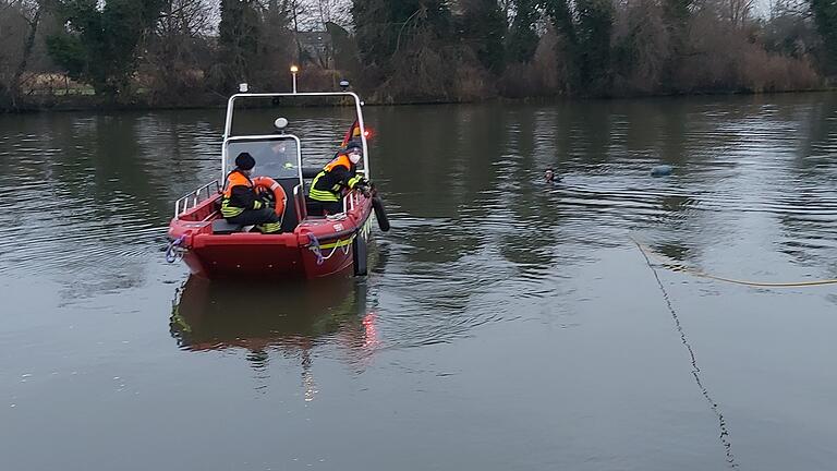 Ein in den Kitzinger Main gerolltes Auto, das von der Feuerwehr in Zusammenarbeit mit dem Technischen Hilfswerk und der Wasserwacht gesichert wurde, gehörte zu den außergewöhnlichsten Einsätzen im vergangenen Quartal. Ein in den Kitzinger Main gerolltes Auto, das von der Feuerwehr in Zusammenarbeit mit dem Technischen Hilfswerk und der Wasserwacht gesichert wurde, gehörte zu den außergewöhnlichsten Einsätzen im vergangenen Quartal. 