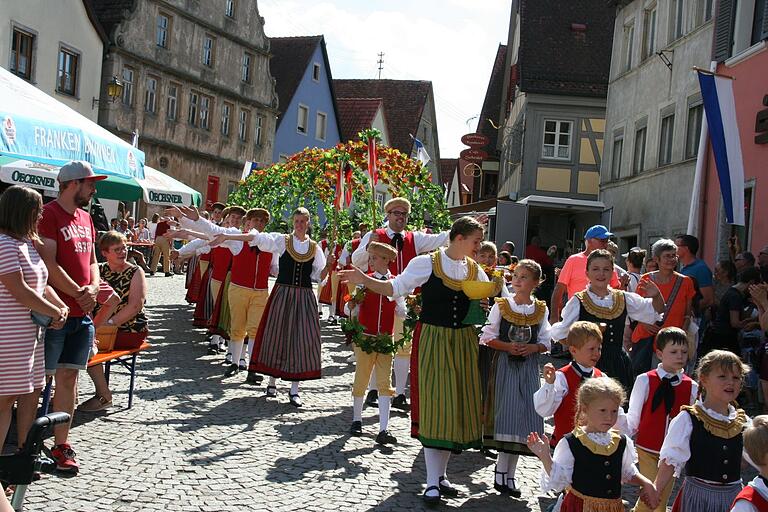 Archivfotos vom Kirchweihumzug im vergangenen Jahr Archivfotos vom Kirchweihumzug im vergangenen Jahr
