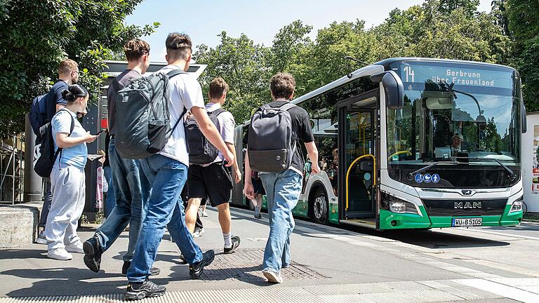 Für die Menschen, die den ÖPNV in Unterfranken benutzen, soll die Erweiterung des mainfränkischen Verkehrsverbunds Vorteile bringen. Die Stadt Würzburg sieht für sich offenbar zu viele Nachteile. Für die Menschen, die den ÖPNV in Unterfranken benutzen, soll die Erweiterung des mainfränkischen Verkehrsverbunds Vorteile bringen. Die Stadt Würzburg sieht für sich offenbar zu viele Nachteile. 