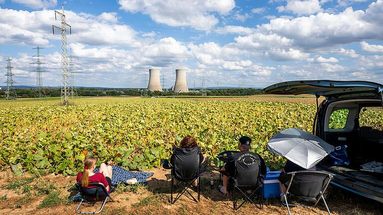 Vor der Sprengung AKW-Kühltürme. Die Kühltürme des AkW sind weg: So lief die Sprengung. Atomkraftwerk Grafenrheinfeld. Viele Zuschauer und Schaulustige sind vor Ort. Vor der Sprengung AKW-Kühltürme. Die Kühltürme des AkW sind weg: So lief die Sprengung. Atomkraftwerk Grafenrheinfeld. Viele Zuschauer und Schaulustige sind vor Ort.
