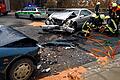 Frontalzusammenstoß: zwei Verletzte       -  (jogi)   Bei einem Unfall am Ende der Mainbrücke zwischen Lengfurt und Trennfeld sind am Mittwoch gegen 17.30 Uhr zwei Menschen verletzt worden. Nach Polizeiangaben hatte ein Autofahrer, der aus Lengfurt kam, nach links in Richtung Trennfeld abbiegen wollen. Weil ihm Fahrzeuge entgegenkamen, musste er warten. Um einen Auffahrunfall zu verhindern, wich ein nachfolgender Mercedes-Fahrer auf die Gegenfahrbahn aus und stieß dort mit einem Auto der Marke Proton zusammen. Der Fahrer des Proton wurde in seinem Wagen eingeklemmt. Die Feuerwehr befreite ihn mit der Rettungsschere, dann wurde der Mann schwer verletzt ins Krankenhaus gebracht. Der Mercedes-Fahrer erlitt nur leichte Verletzungen. Die Polizei schätzt den Schaden auf rund 20 000 Euro.
