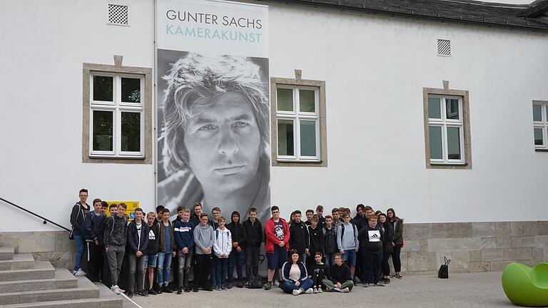 Die 9. Klassen der Realschule des Franken-Landschulheims Schloss Gaibach auf einem Streifzug durch die wilden 60er und 70er Jahre des Schweinfurter Industrieerben Gunter Sachs. Die 9. Klassen der Realschule des Franken-Landschulheims Schloss Gaibach auf einem Streifzug durch die wilden 60er und 70er Jahre des Schweinfurter Industrieerben Gunter Sachs.