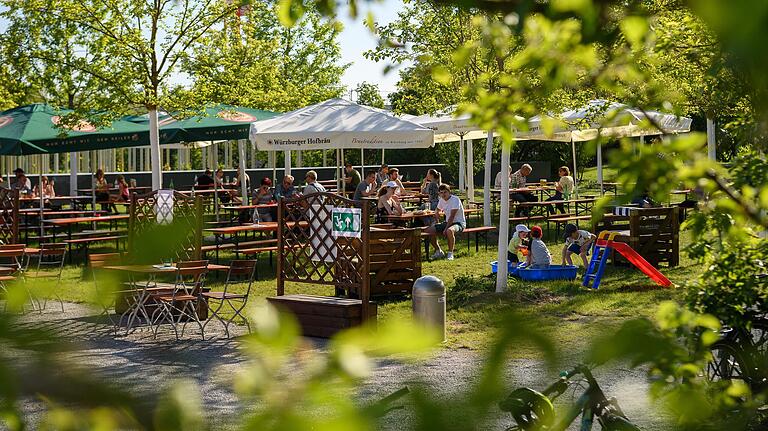 Der neue Biergarten auf dem ehemaligen Gelände der Landesgartenschau am Hubland in Würzburg. Der neue Biergarten auf dem ehemaligen Gelände der Landesgartenschau am Hubland in Würzburg. 
