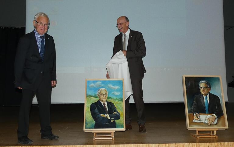 70 Jahre alt war Landrat Rudolf Handwerker (links), als er 2014 aus dem Amt schied. In der Mitte sein Nachfolger Wilhelm Schneider, rechts ein Bildnis von Altlandrat Walter Keller, der 1990 mit 56 Jahren aus dem Amt schied. 70 Jahre alt war Landrat Rudolf Handwerker (links), als er 2014 aus dem Amt schied. In der Mitte sein Nachfolger Wilhelm Schneider, rechts ein Bildnis von Altlandrat Walter Keller, der 1990 mit 56 Jahren aus dem Amt schied.