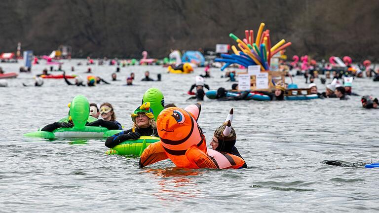 Donauschwimmen in Neuburg       -  Mutig ins kalte Wasser: Knapp 2.000 Teilnehmer hatte das 54. Donauschwimmen.