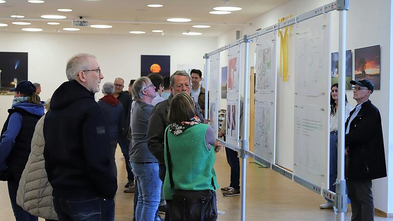 Um die 100 Interessierte kamen ins Pfarrer-Hersam-Haus, um sich über das Windpark-Projekt im Vorbehaltsgebiet WK 61 aus erster Hand zu informieren.