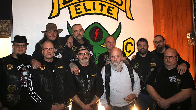 Gruppenfoto: Die Mitglieder des Motorradclubs Zombies Elite MC in ihrem neuen Clubraum im Bahnhof.