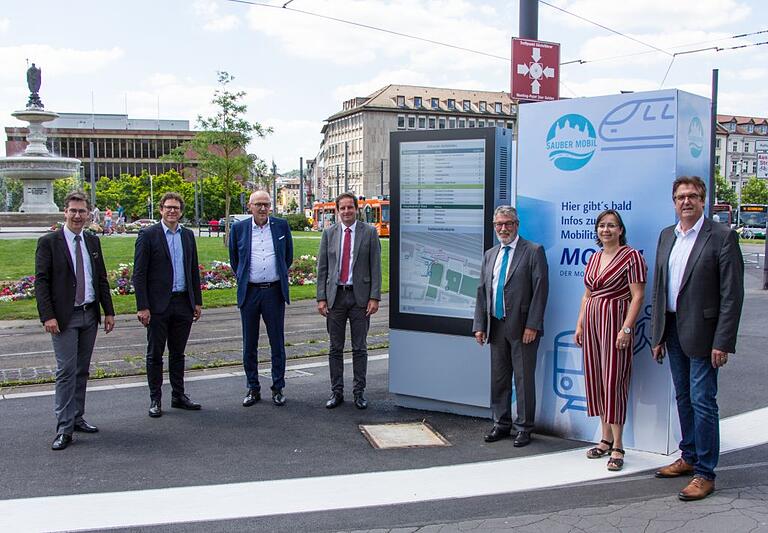 Oberbürgermeister Christian Schuchardt, Klimabürgermeister Martin Heilig, WVV-Vorstand Robert Konrad, Baureferent Benjamin Schneider, WVV-Geschäftsführer Thomas Schäfer, Annette Messerer (Fachabteilung Tiefbau) und Volker Grießmann (Siemens Mobility GmbH) beim Pressetermin für den Start des Mobilitätsmonitors am Würzburger Hauptbahnhof. Oberbürgermeister Christian Schuchardt, Klimabürgermeister Martin Heilig, WVV-Vorstand Robert Konrad, Baureferent Benjamin Schneider, WVV-Geschäftsführer Thomas Schäfer, Annette Messerer (Fachabteilung Tiefbau) und Volker Grießmann (Siemens Mobility GmbH) beim Pressetermin für den Start des Mobilitätsmonitors am Würzburger Hauptbahnhof.