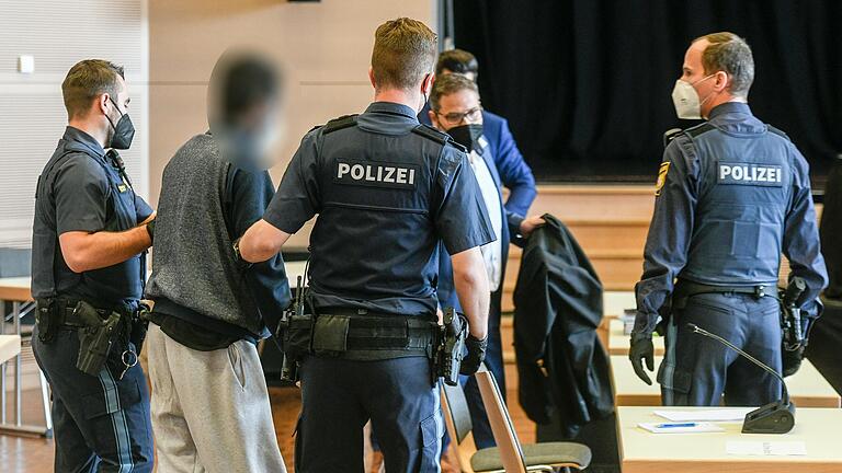 Prozess zur Messerattacke in Würzburg: Der Täter am ersten Tag vor Gericht auf dem Weg zur Anklagebank in den Mainfrankensälen in Veitshöchheim (Lkr. Würzburg).